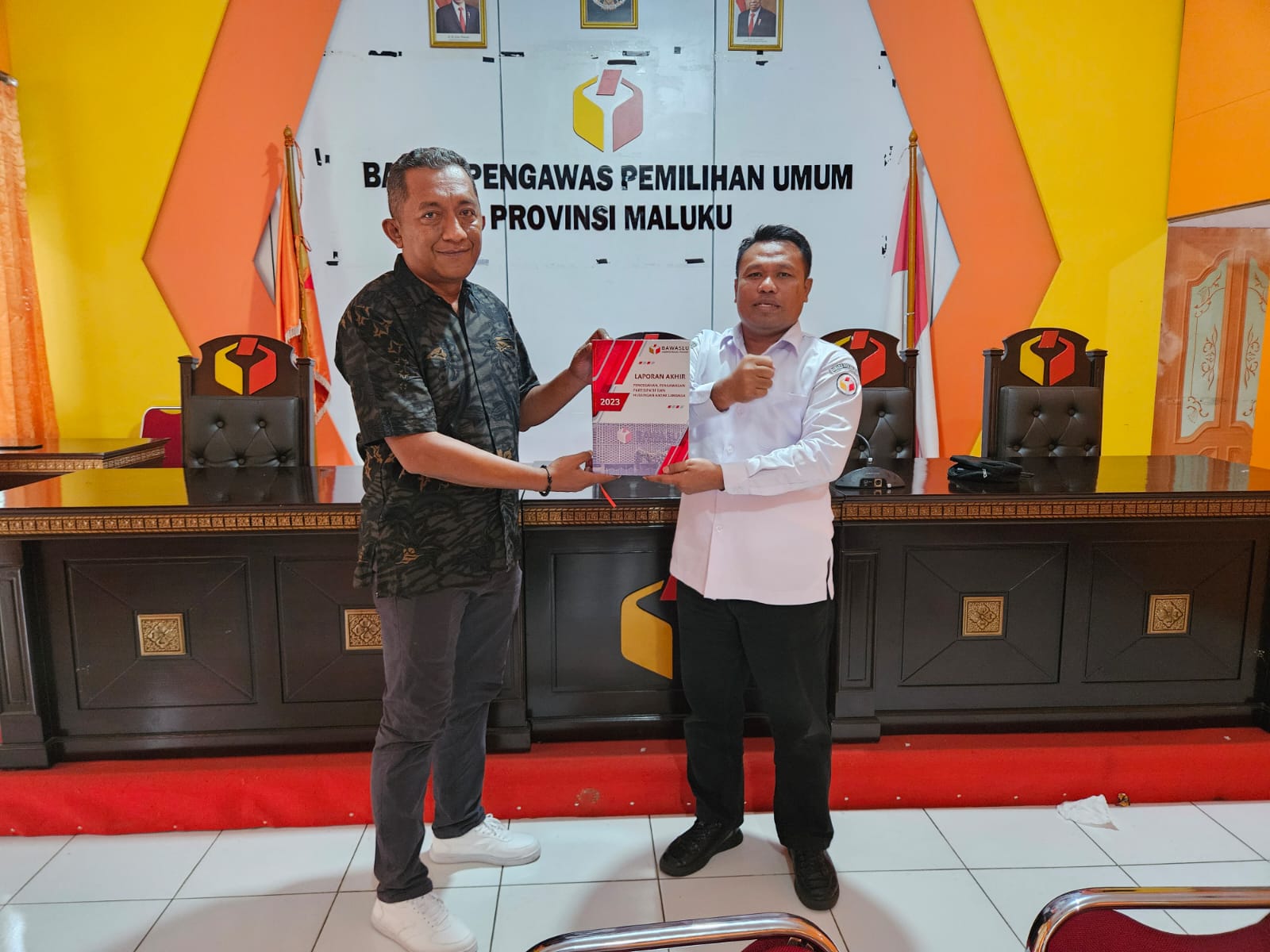 Ketua Bawaslu Maluku Tenggara Menyerahkan Laporan Akhir Divisi Ke Bawaslu Provinsi Maluku