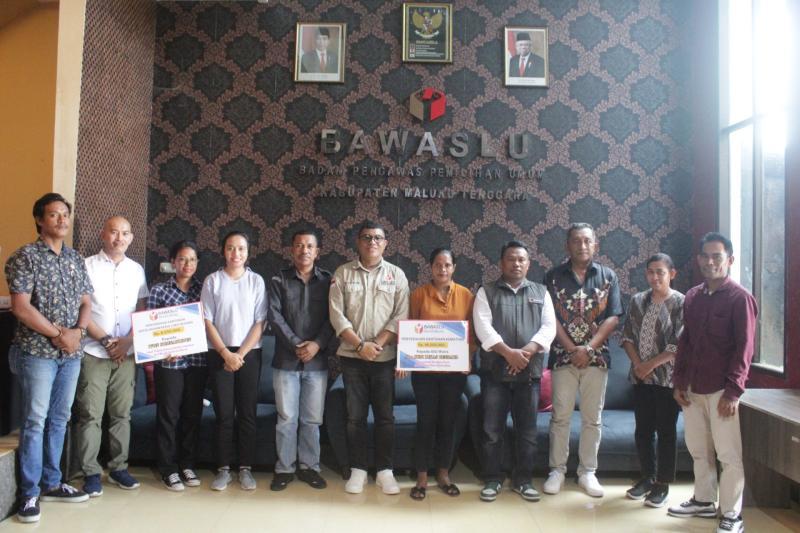 PENYERAHAN SANTUNAN KEMATIAN DAN KECELAKAAN  OLEH BAWASLU KABUPATEN MALUKU TENGGARA DI DAMPINGI BAWASLU PROVINSI MALUKU