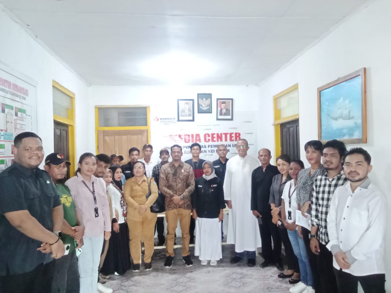ANGGOTA BAWASLU KAB MALUKU TENGGARA MEGHADIRI PROSES PELANTIKAN PAW PKD KEC KEI BESAR.