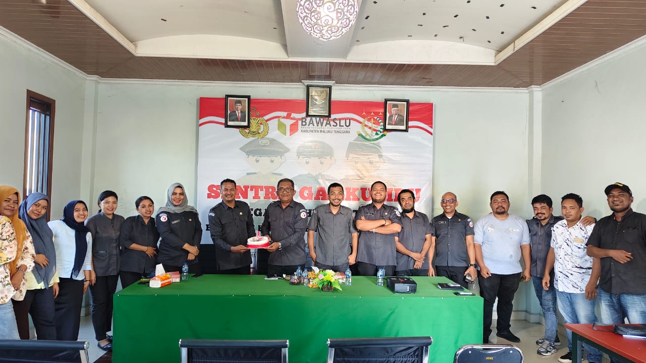 Pimpianan Bawaslu Malra bersama dengan Staf Sekretariat Bawaslu