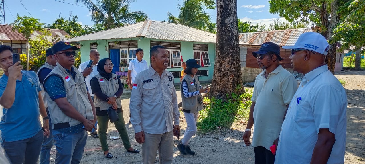 Anggota Bawaslu Kabupaten Maluku Tenggara, Marselus Hungan, bersama Jajaran saat melakukan Penertiban APK di Langgur. (Sumber Foto: Humas Bawaslu Malra)