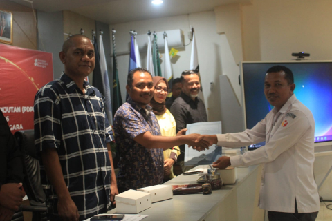 Foto pada saat terimah berita acara