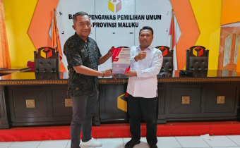 Ketua Bawaslu Maluku Tenggara Menyerahkan Laporan Akhir Divisi Ke Bawaslu Provinsi Maluku