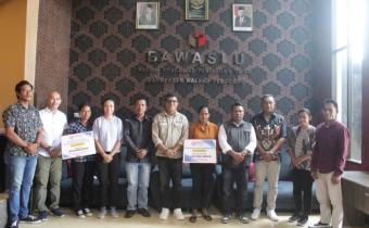 PENYERAHAN SANTUNAN KEMATIAN DAN KECELAKAAN  OLEH BAWASLU KABUPATEN MALUKU TENGGARA DI DAMPINGI BAWASLU PROVINSI MALUKU