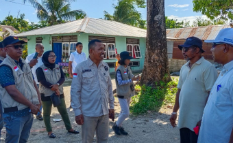 Anggota Bawaslu Kabupaten Maluku Tenggara, Marselus Hungan, bersama Jajaran saat melakukan Penertiban APK di Langgur. (Sumber Foto: Humas Bawaslu Malra)